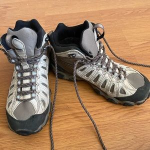 Oboz Women’s Sawtooth Hiking Boots